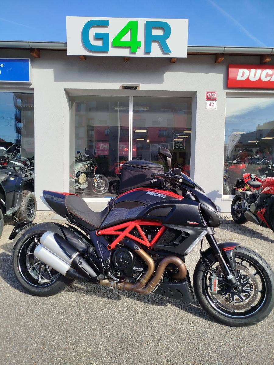 Ducati Diavel Carbon Red, ČR, DESMO, NAVIGACE, LADĚNÝ VÝFUK